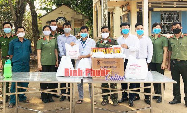Phòng An ninh kinh tế trao quà tại các khu cách ly tập trung