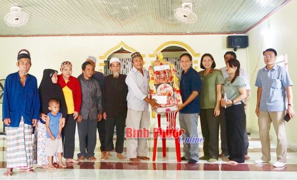 Đo&agrave;n c&ocirc;ng t&aacute;c của tỉnh thăm, mừng Th&aacute;ng Ramadan của đồng b&agrave;o Chăm