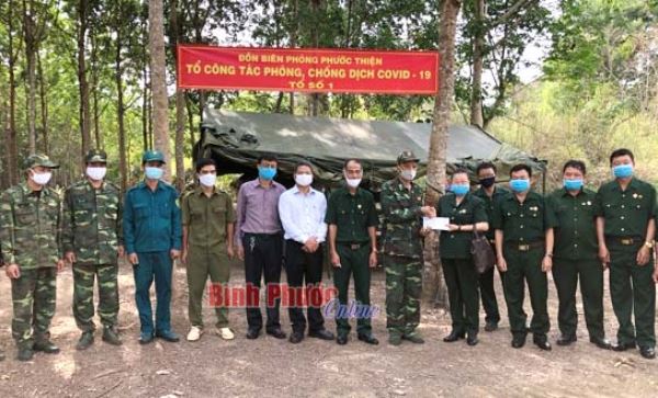 Thăm, tặng qu&agrave; 11 chốt kiểm so&aacute;t, ph&ograve;ng chống dịch khu vực bi&ecirc;n giới