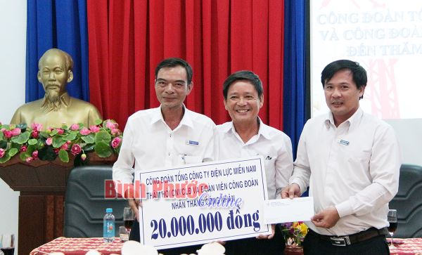 Công đoàn ngành điện thăm, tặng quà người lao động