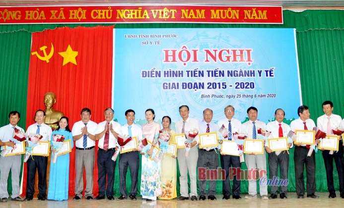 Ngành y tế tuyên dương, khen thưởng 2 tập thể, 18 cá nhân điển hình tiên tiến 