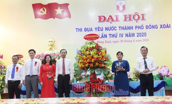 Phụng sự nhân dân để dẫn đầu