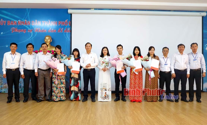 Đồng Xoài trao quyết định điều động, bổ nhiệm chức vụ lãnh đạo phòng ban và quản lý trường học