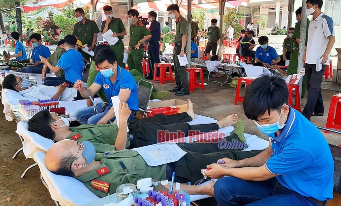 300 người tham gia hiến máu tình nguyện