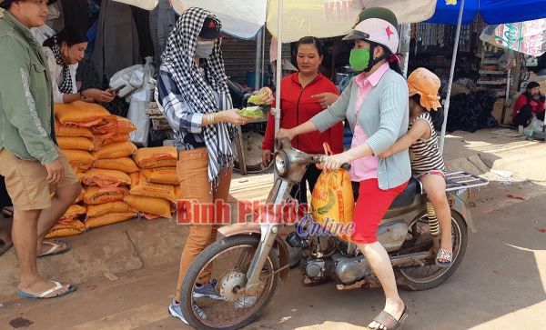 Lộc Ninh: 250 phần quà tặng hộ khó khăn xã Lộc Hiệp