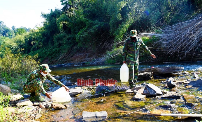 Bữa cơm ở chốt chống dịch nơi bi&ecirc;n giới