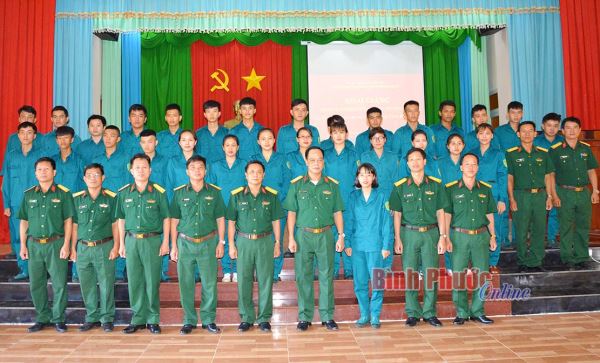 90 dân quân thường trực tham gia huấn luyện 