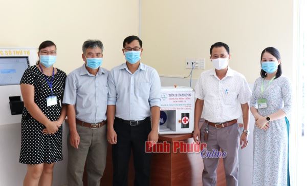 Trường cao đẳng Công nghiệp cao su trao tặng máy rửa tay tự động