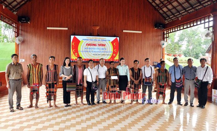 Khu bảo tồn văn h&oacute;a d&acirc;n tộc S&rsquo;ti&ecirc;ng S&oacute;c Bom Bo được tặng bộ cồng chi&ecirc;ng