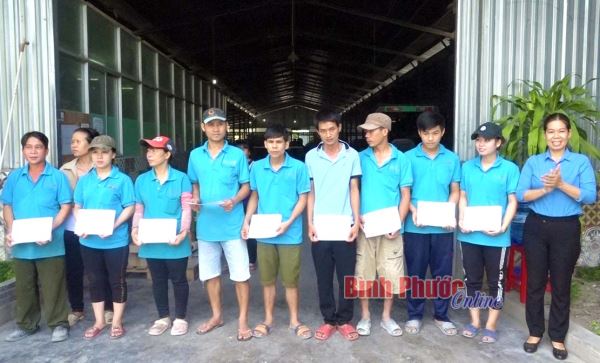 Tặng quà cho công nhân gặp khó khăn do dịch Covid-19