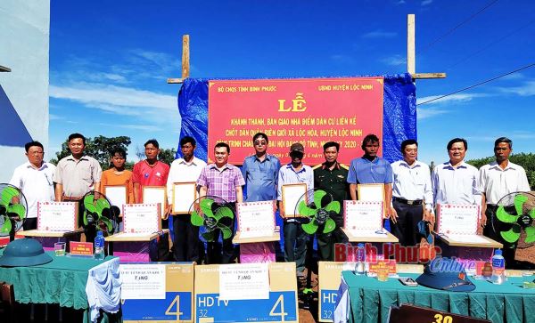 Bàn giao nhà điểm dân cư biên giới Lộc Hòa