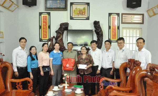 Khám bệnh, cấp thuốc miễn phí cho người dân nơi biên giới 