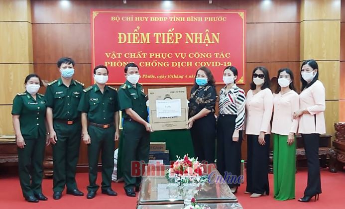 Cán bộ, hội viên phụ nữ tiếp sức chiến sĩ biên phòng phòng, chống dịch Covid-19