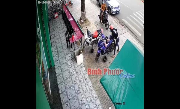 Truy bắt 2 đối tượng bẻ kh&oacute;a trộm xe m&aacute;y trước si&ecirc;u thị tiện &iacute;ch