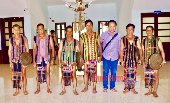 Đồng b&agrave;o S&rsquo;ti&ecirc;ng Bom Bo noi gương B&aacute;c