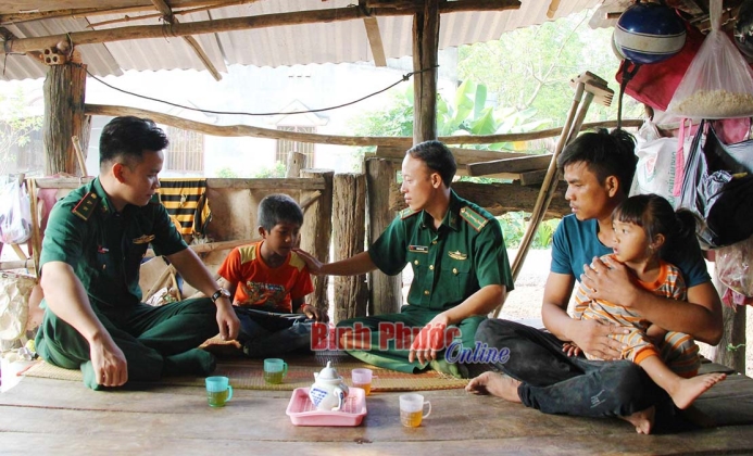 Khi đảng vi&ecirc;n phụ tr&aacute;ch hộ d&acirc;n bi&ecirc;n giới