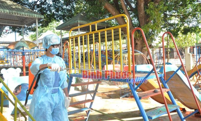 Học sinh phải đeo khẩu trang trong suốt quá trình đi học