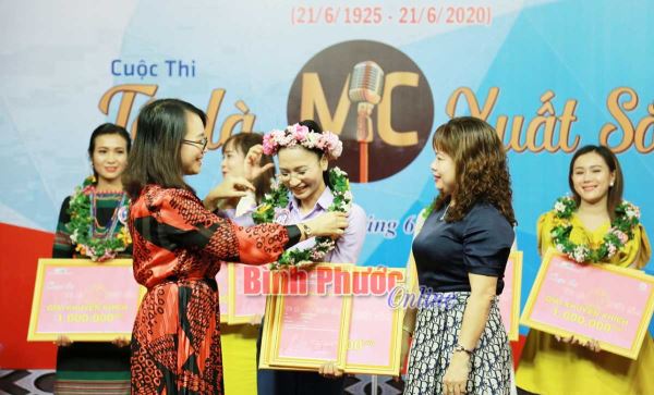 Th&iacute; sinh Trần Thị Minh Nhật đoạt giải &ldquo;T&ocirc;i l&agrave; MC xuất sắc&rdquo; 