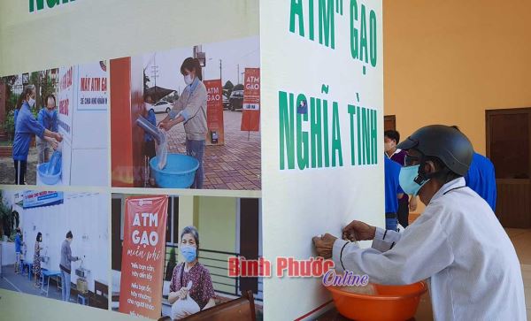 Vận động 7 tấn gạo cho cây “ATM gạo nghĩa tình” ở Đồng Xoài
