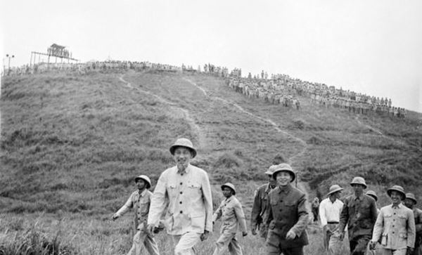 "Muốn hướng dẫn nhân dân, mình phải mực thước cho người ta bắt chước"