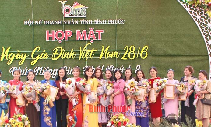 Hội Nữ doanh nh&acirc;n tỉnh tổ chức kỷ niệm Ng&agrave;y &ldquo;Gia đ&igrave;nh Việt Nam&rdquo;