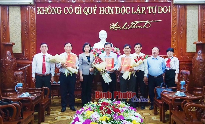 UBND tỉnh trao quyết định bổ nhiệm lại và nghỉ hưu 