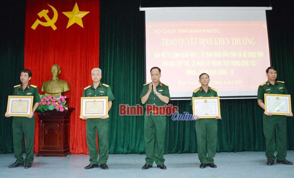 Bộ CHQS tỉnh trao khen thưởng tập thể, c&aacute; nh&acirc;n trong ph&ograve;ng, chống dịch Covid-19