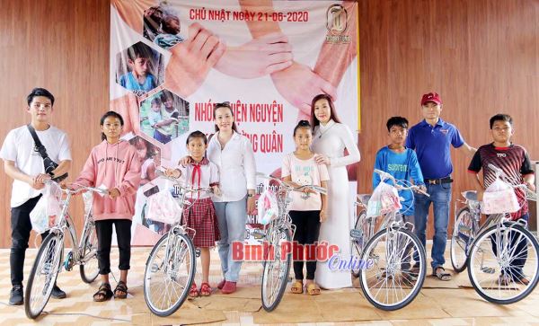 Tặng quà cho hộ DTTS và học sinh nghèo xã Bình Minh