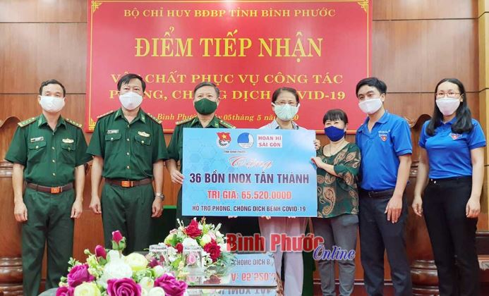Tặng 36 bồn nước cho Bộ đội biên phòng tỉnh