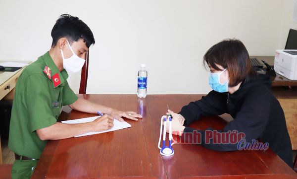 Đồng Xoài xem xét xử lý một phụ nữ có hành vi chống người thi hành công vụ