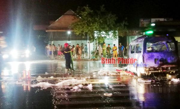 Xe cấp cứu t&ocirc;ng dải ph&acirc;n c&aacute;ch, bốc ch&aacute;y dữ dội, 7 người bị thương
