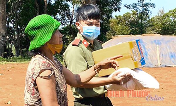 100 phần quà tặng người nghèo Bù Ðăng