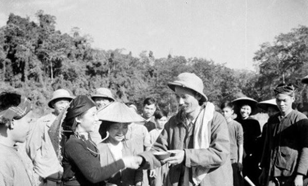 Triển lãm ảnh, tranh cổ động chào mừng 130 năm ngày sinh Bác Hồ