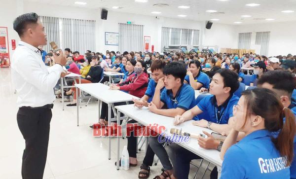 Gần 400 công nhân được tuyên truyền về tình yêu - hôn nhân