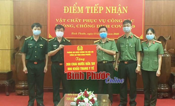 Phòng an ninh chính trị nội bộ tặng nước rửa tay, khẩu trang cho người dân biên giới