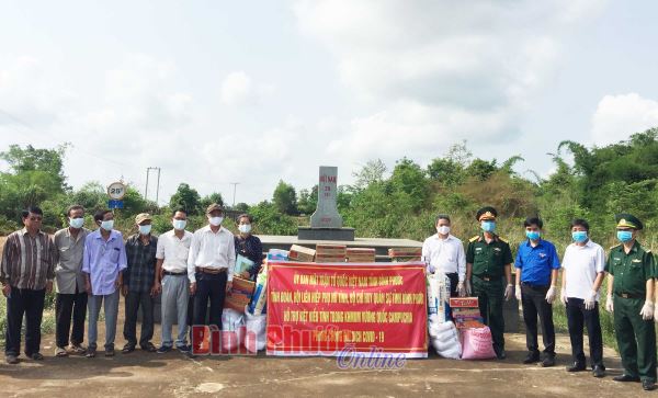 Bình Phước tặng quà cộng đồng người Việt tại Campuchia