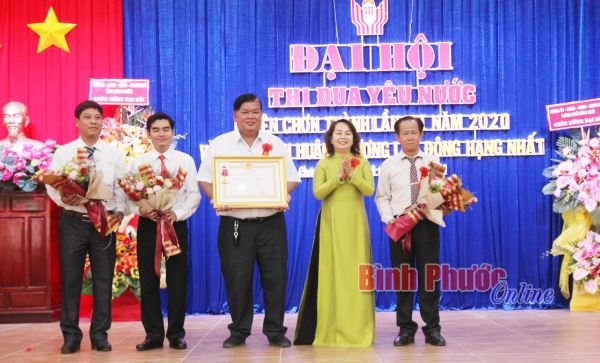 Chơn Thành đón nhận Huân chương Lao động hạng nhất