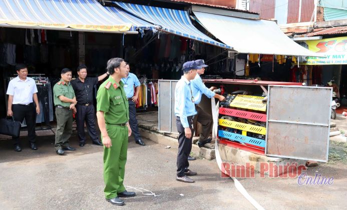 Thanh tra c&ocirc;ng t&aacute;c PCCC tại chợ Đồng Xo&agrave;i