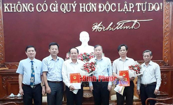 UBND tỉnh trao quyết định nghỉ hưu cho 2 phó giám đốc sở