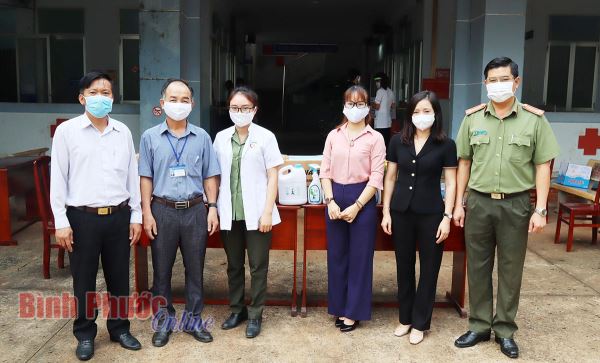 Công ty Orenji hỗ trợ nước rửa tay khử khuẩn phòng, chống dịch