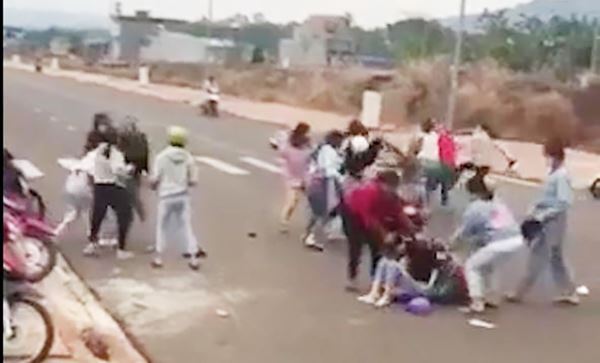 Xác minh clip hai nhóm thiếu nữ đánh nhau ngay bên cổng trường