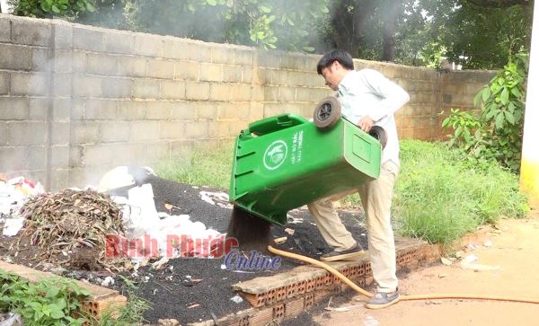 Bọ đậu đen “tấn công” trường học