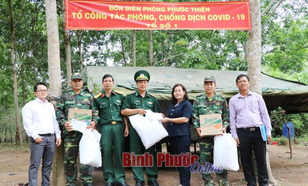 Tặng quà chốt kiểm soát phòng, chống dịch Covid-19