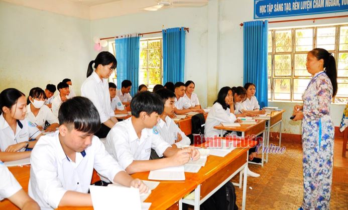 Như tằm nhả tơ cho đời