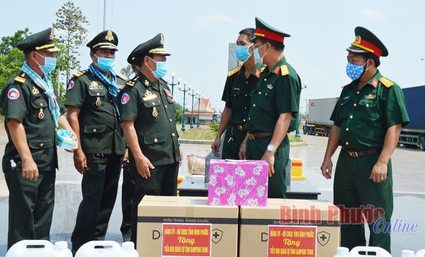 Hỗ trợ Tiểu khu qu&acirc;n sự tỉnh Kongpongthom ph&ograve;ng, chống dịch Covid-19