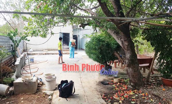 Người dân phối hợp chính quyền đưa người từ Campuchia về đi cách ly