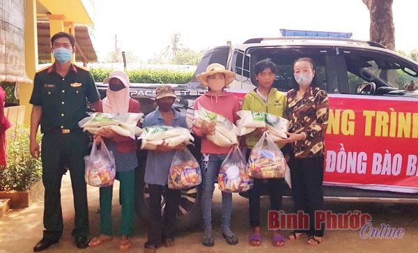 70 phần quà tặng đồng bào dân tộc thiểu số nghèo vùng biên