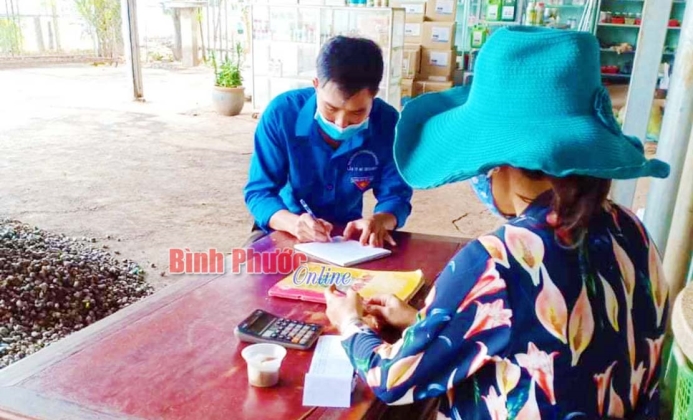 Đến tận nhà hỗ trợ người dân khai báo y tế