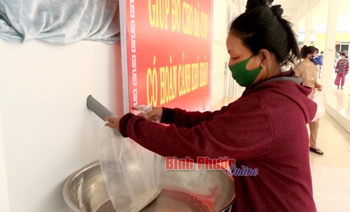 Chơn Thành: “ATM gạo” giúp người khó khăn 