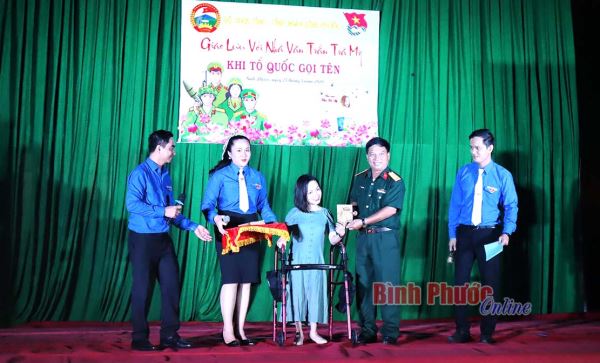 Nh&agrave; văn Trần Tr&agrave; My giao lưu c&ugrave;ng chiến sĩ Tiểu đo&agrave;n 208